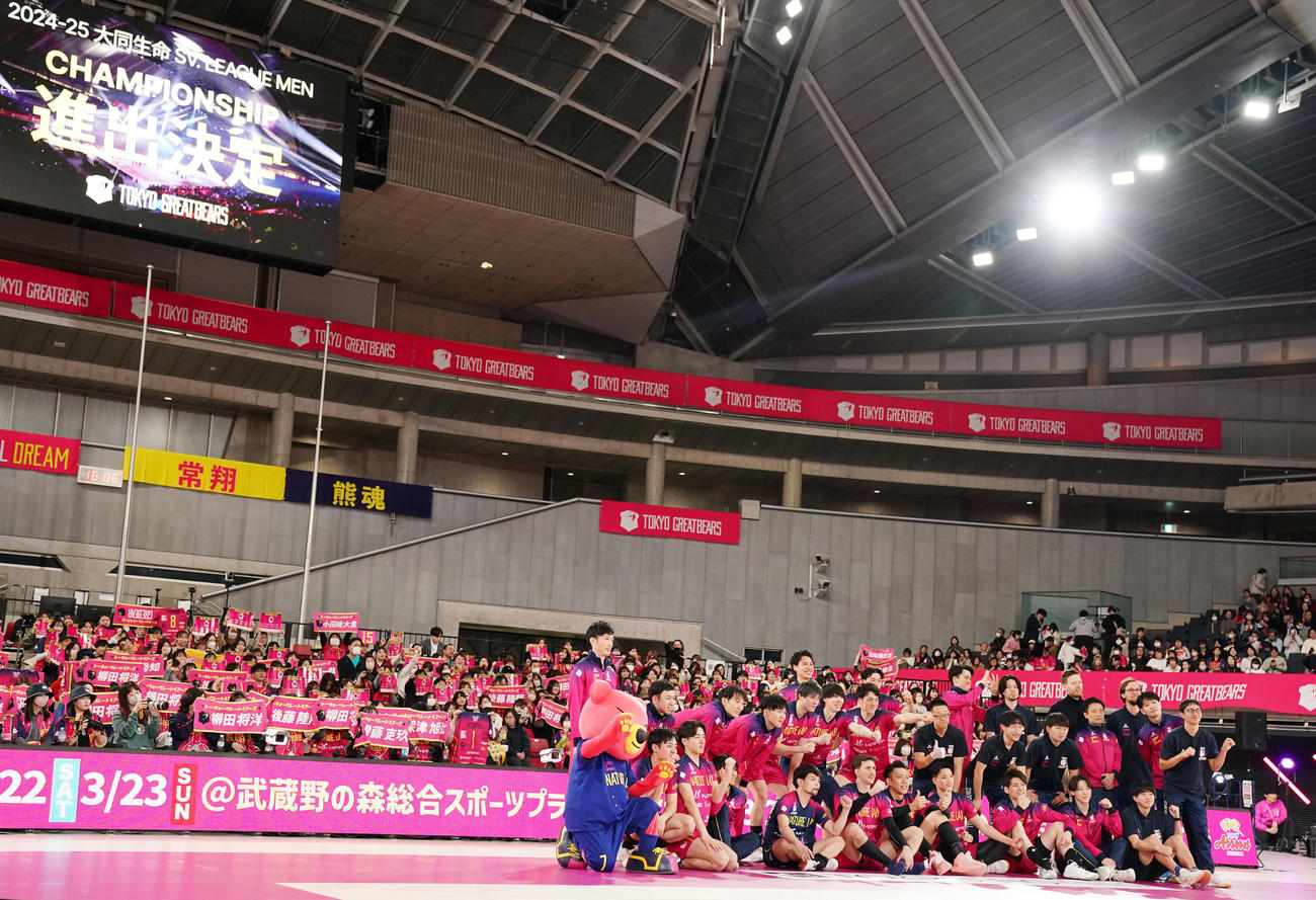 東京GB対サントリー　チャンピオンシップ出場を決め笑顔を見せる東京GBの選手たち（撮影・横山健太）