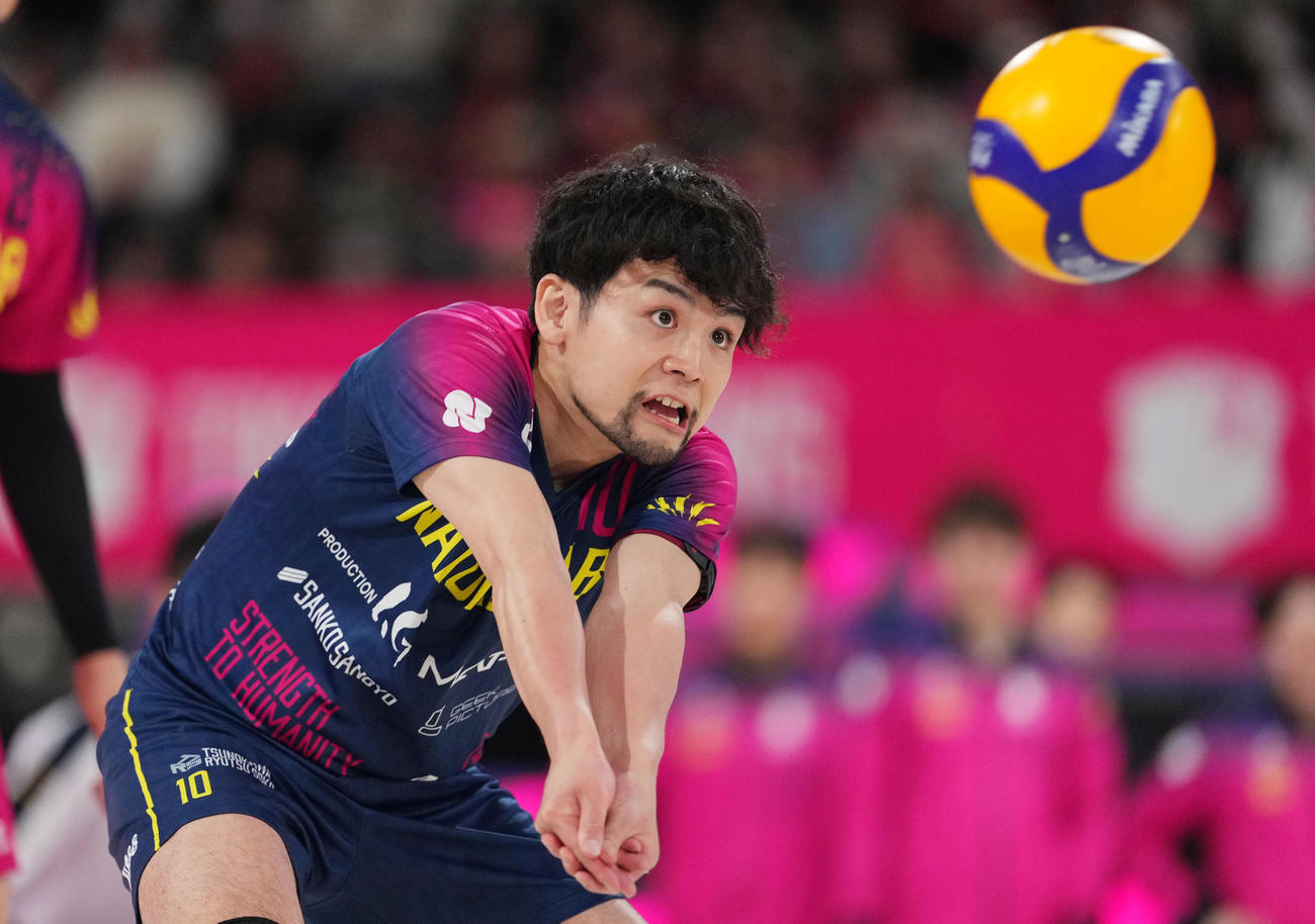 東京GB対サントリー　第1セット、ボールを拾う東京GB古賀（撮影・横山健太）