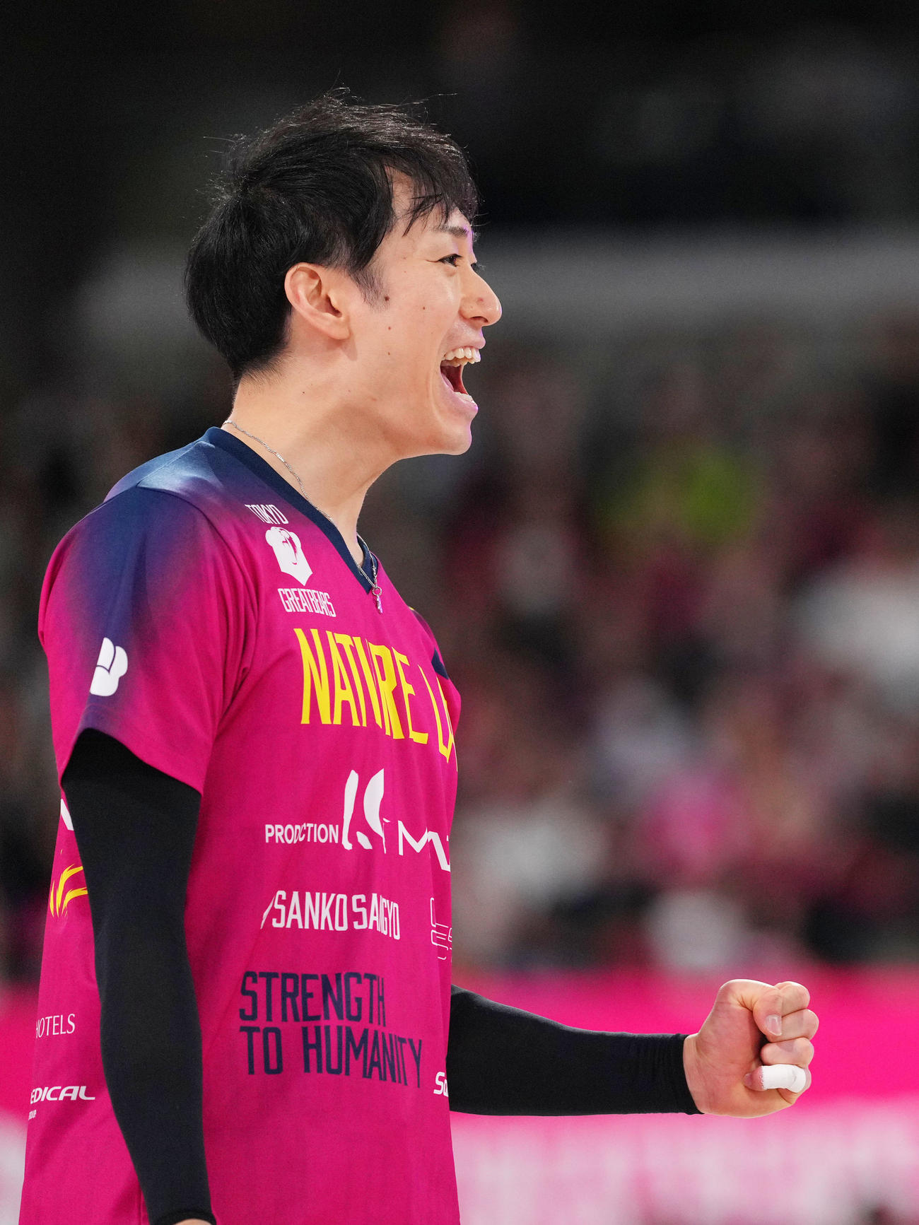 東京GB対サントリー　第1セット、得点を奪いほえる東京GB柳田（撮影・横山健太）
