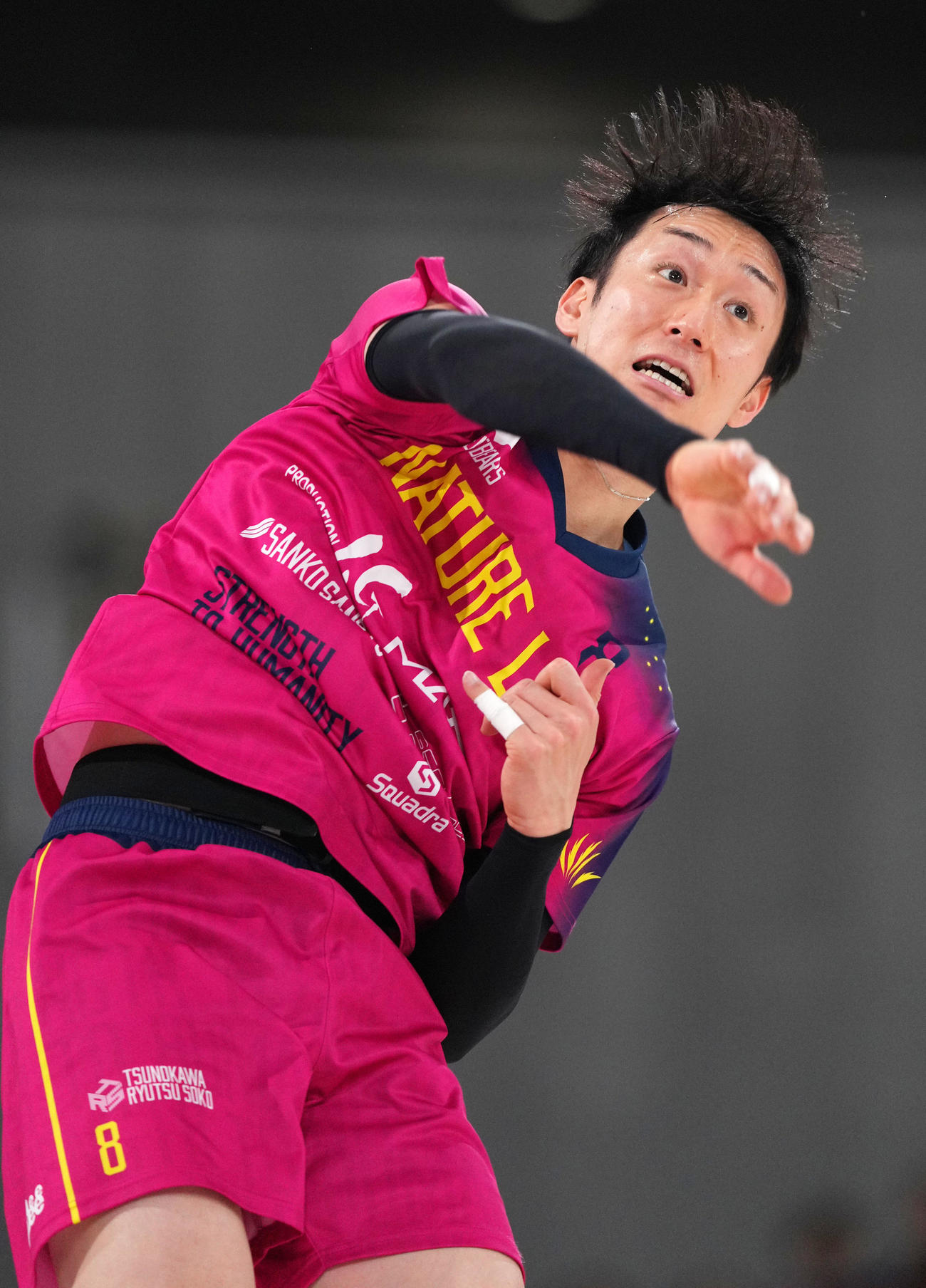 東京GB対サントリー　第1セット、サーブを放つ東京GB柳田（撮影・横山健太）