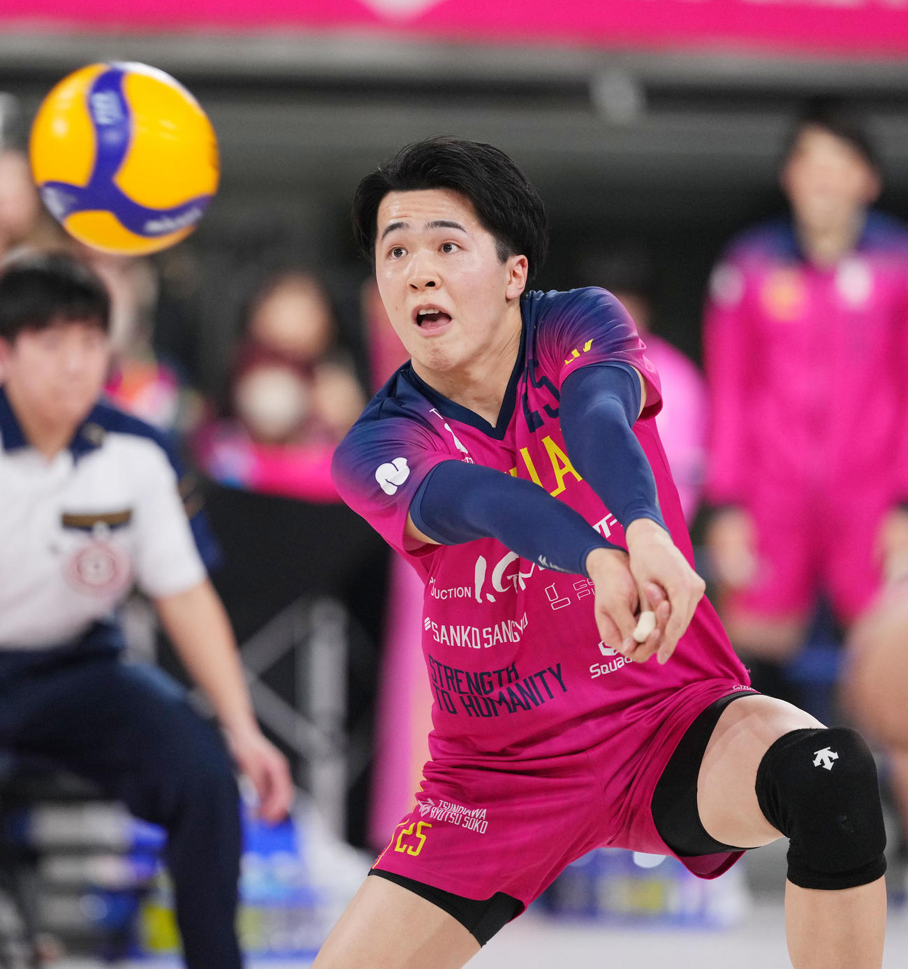 東京GB対サントリー　第2セット、ボールを拾う東京GB後藤（撮影・横山健太）