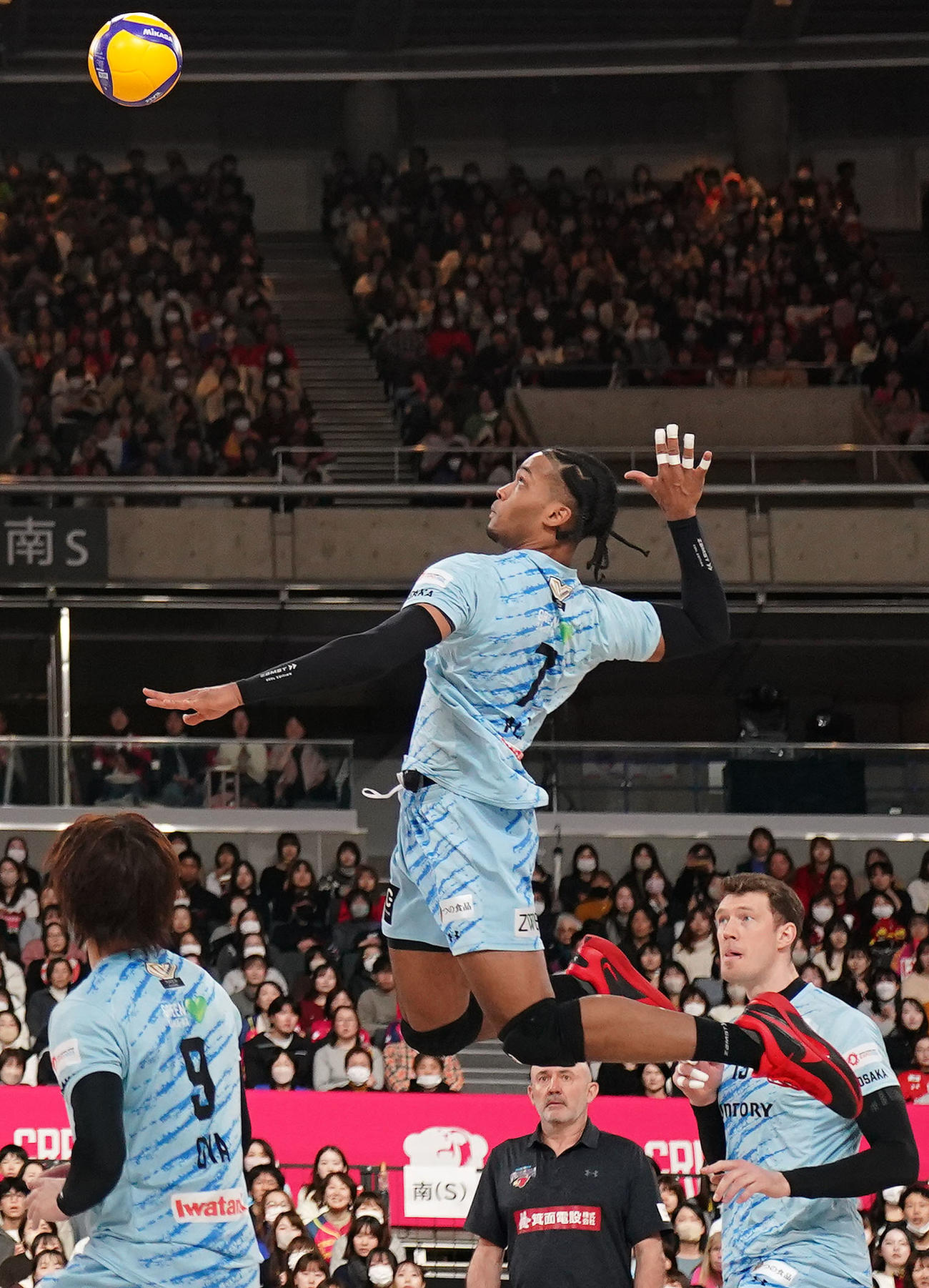 東京GB対サントリー　第1セット、スパイクを放つサントリーのデアルマス・アライン（撮影・横山健太）
