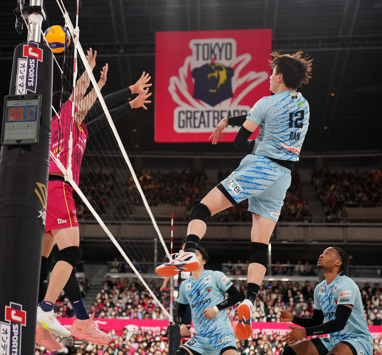 東京GB対サントリー　第1セット、スパイクを放つサントリー高橋藍（撮影・横山健太）