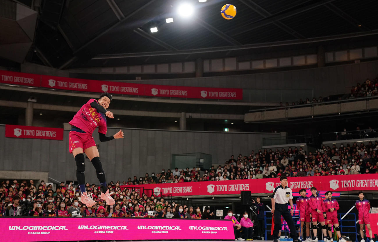 東京GB対サントリー　第1セット、サーブを放つ東京GB大竹（撮影・横山健太）