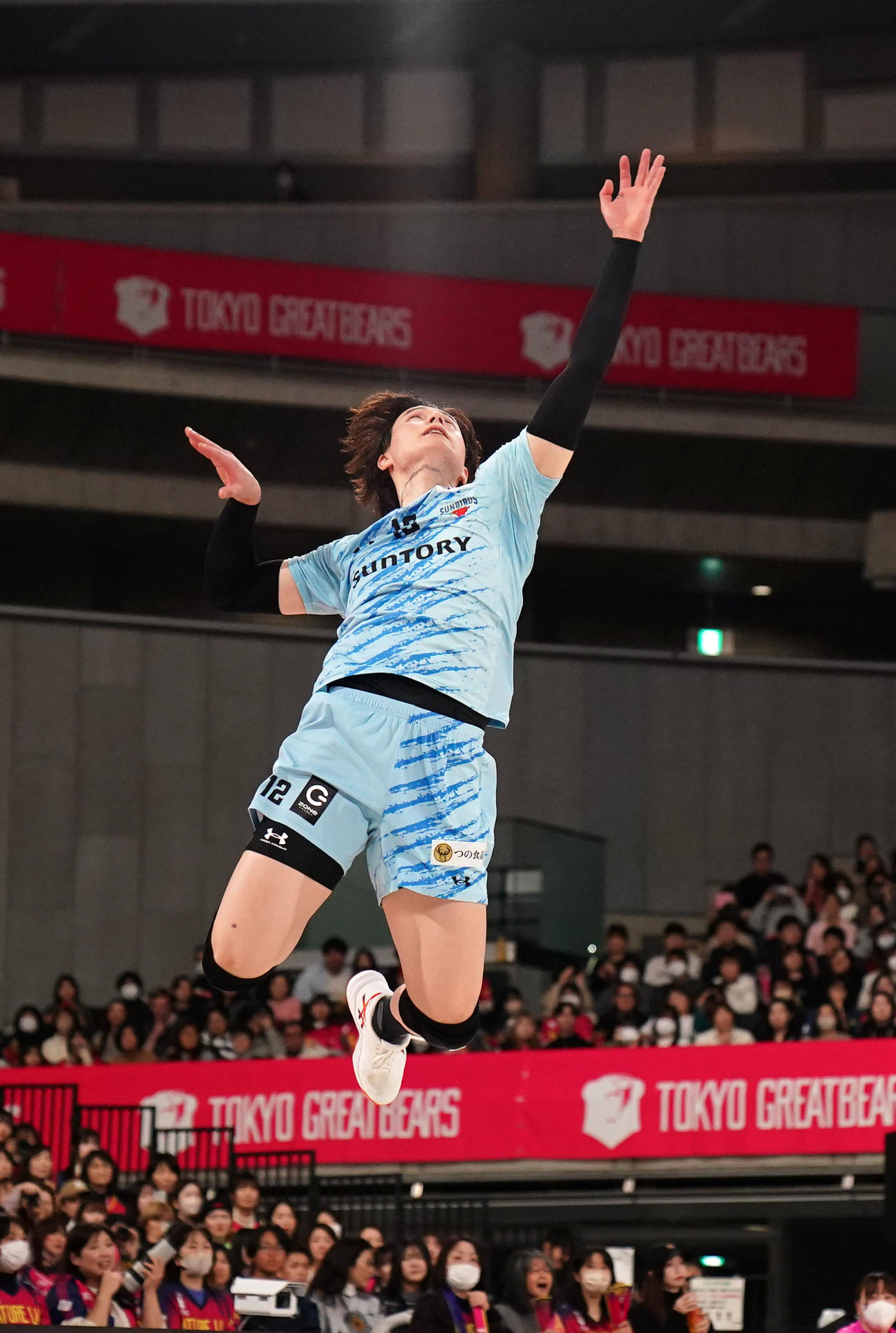 東京GB対サントリー　第2セット、サーブを放つサントリー高橋藍（撮影・横山健太）