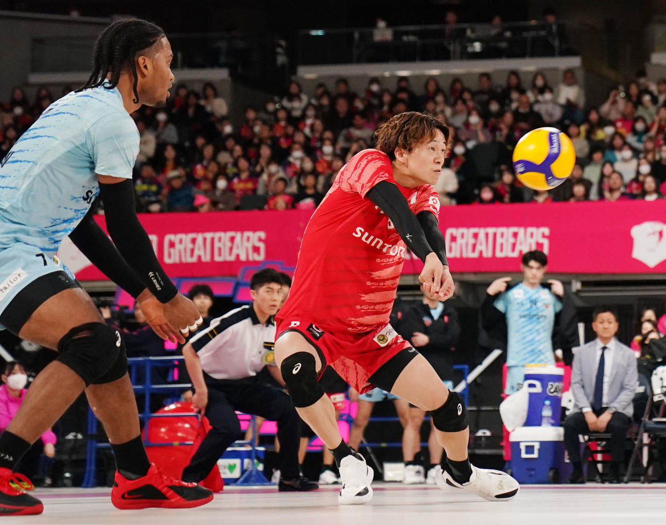 東京GB対サントリー　第2セット、ボールを拾うサントリー藤中（撮影・横山健太）