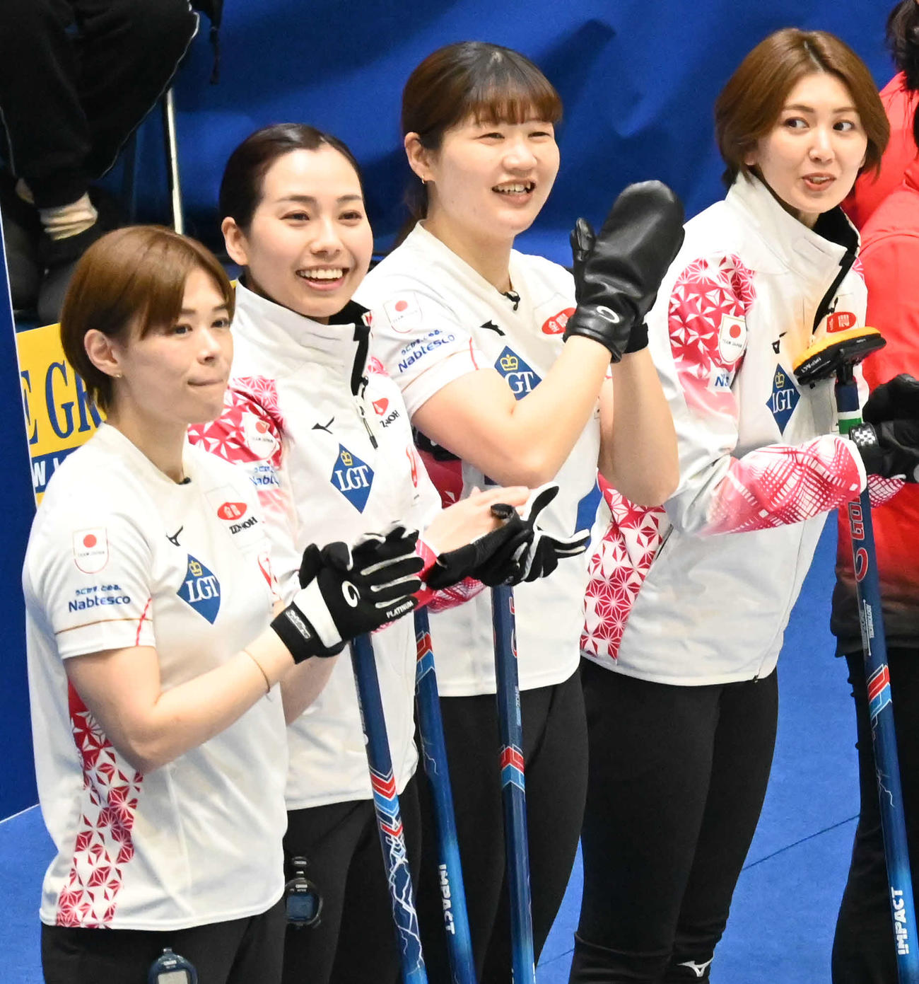 試合前にリラックスした表情を見せる左から小野寺、近江谷、小谷、吉村（撮影・飯岡大暉）