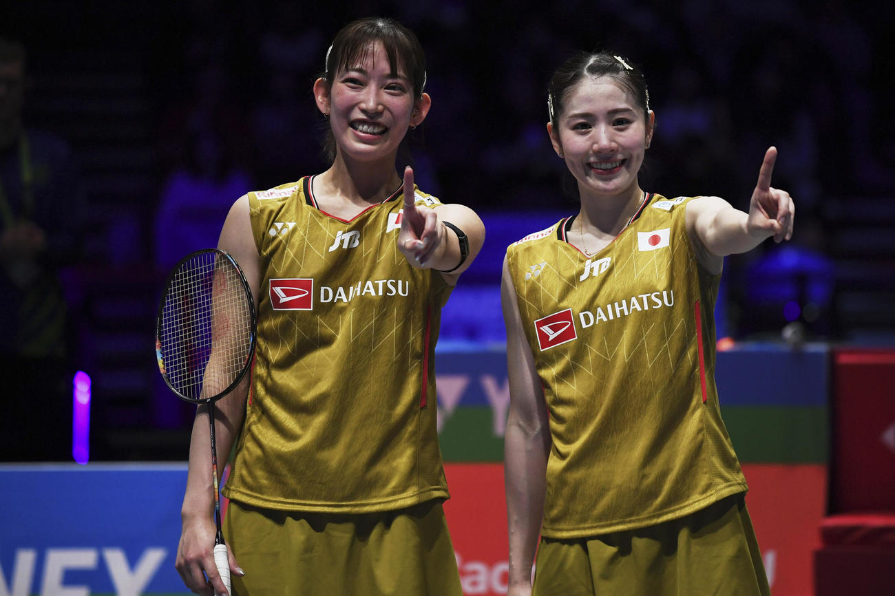 全英オープン　女子ダブルスで優勝した志田千陽、松山奈未組（AP）