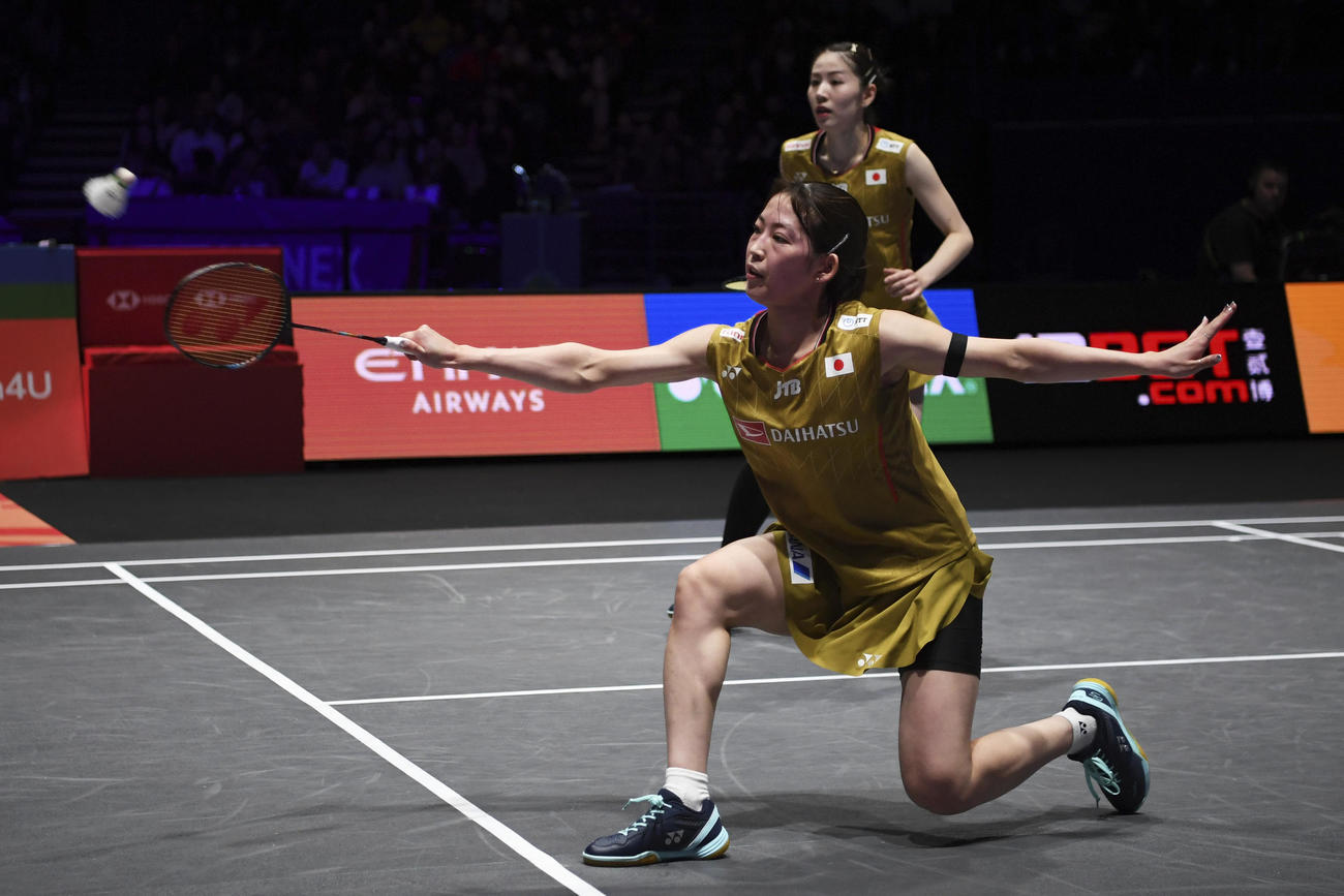 全英オープン　女子ダブルスで優勝した志田千陽、松山奈未組（AP）