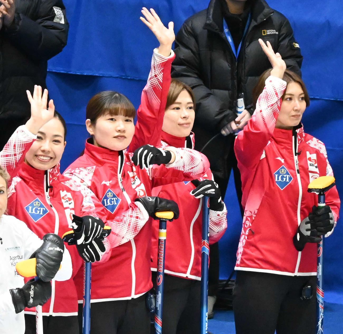 試合前に歓声に応じる右から吉村、小野寺、小谷、近江谷（撮影・飯岡大暉）
