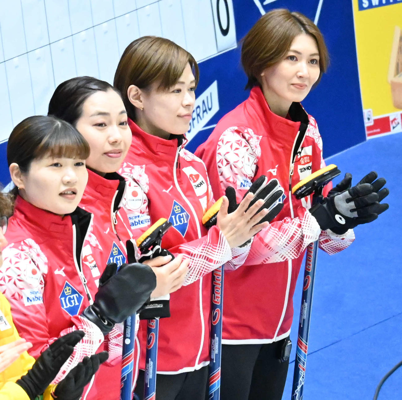 試合前にリラックスした表情を見せる左から小谷、近江谷、小野寺、吉村（撮影・飯岡大暉）