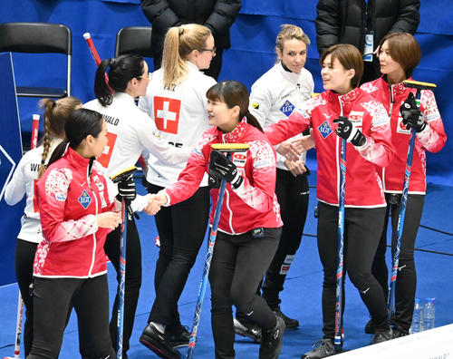 試合前にスイス選手と握手する右から吉村、小野寺、小谷、近江谷（撮影・飯岡大暉）