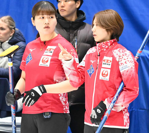 第1E、吉村（右）は小谷と作戦を話し合う（撮影・飯岡大暉）