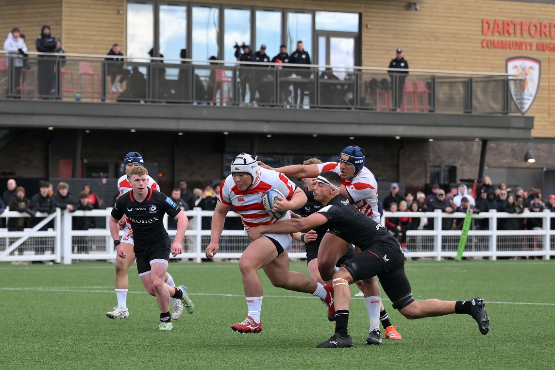 サラセンズのアカデミー戦で突進する高校日本代表の平山風希（C）JRFU