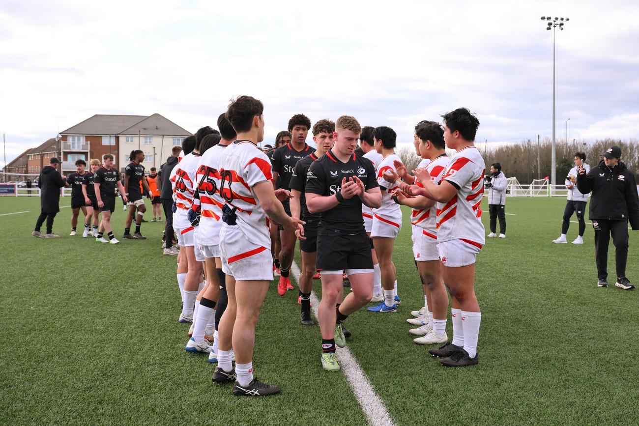 サラセンズのアカデミー選手を花道で送る高校日本代表（C）JRFU