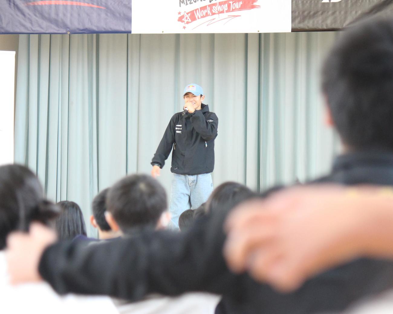 児童にブレイキンを教える半井重幸（撮影・勝部晃多）