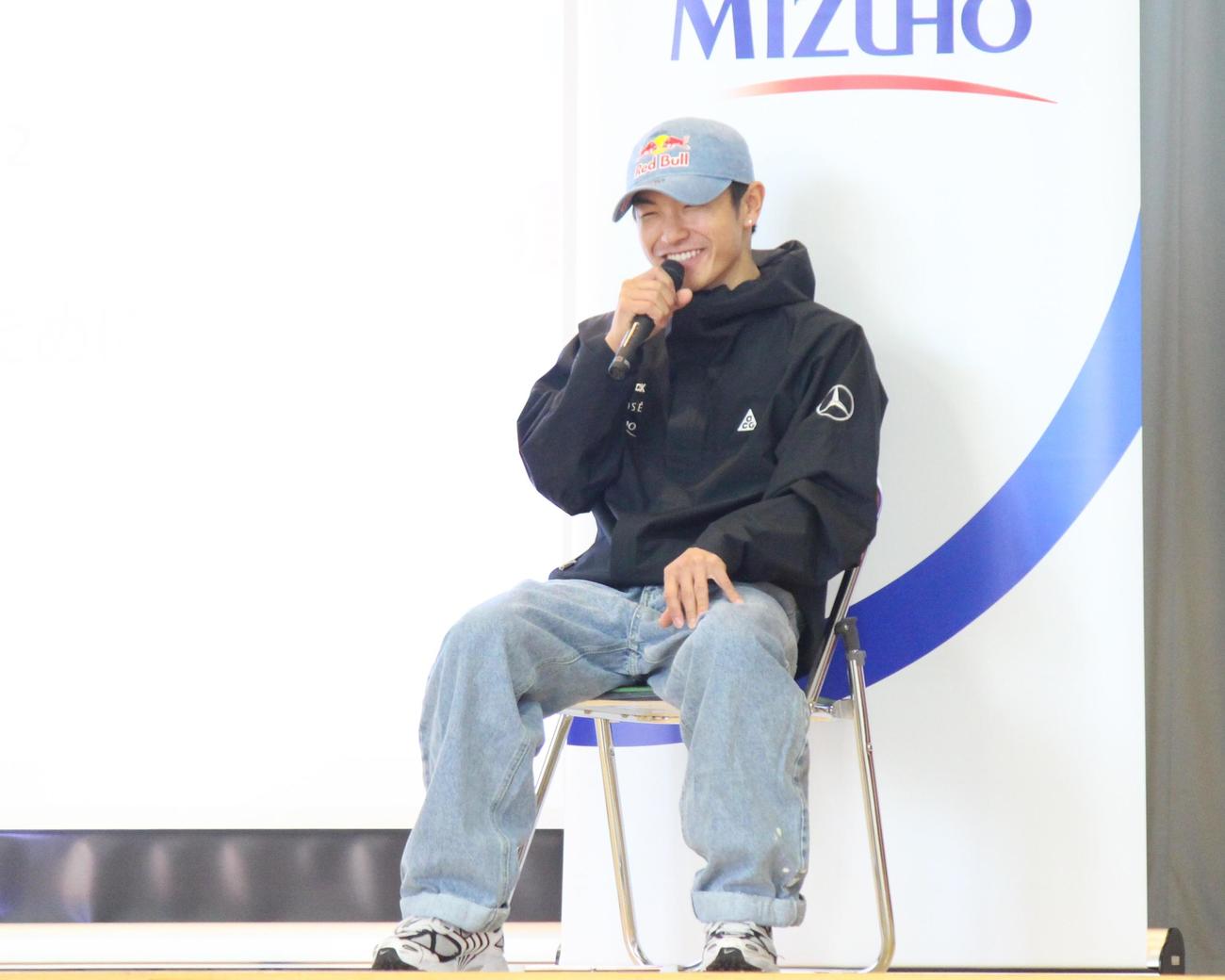 壇上で笑顔を見せる半井重幸（撮影・勝部晃多）