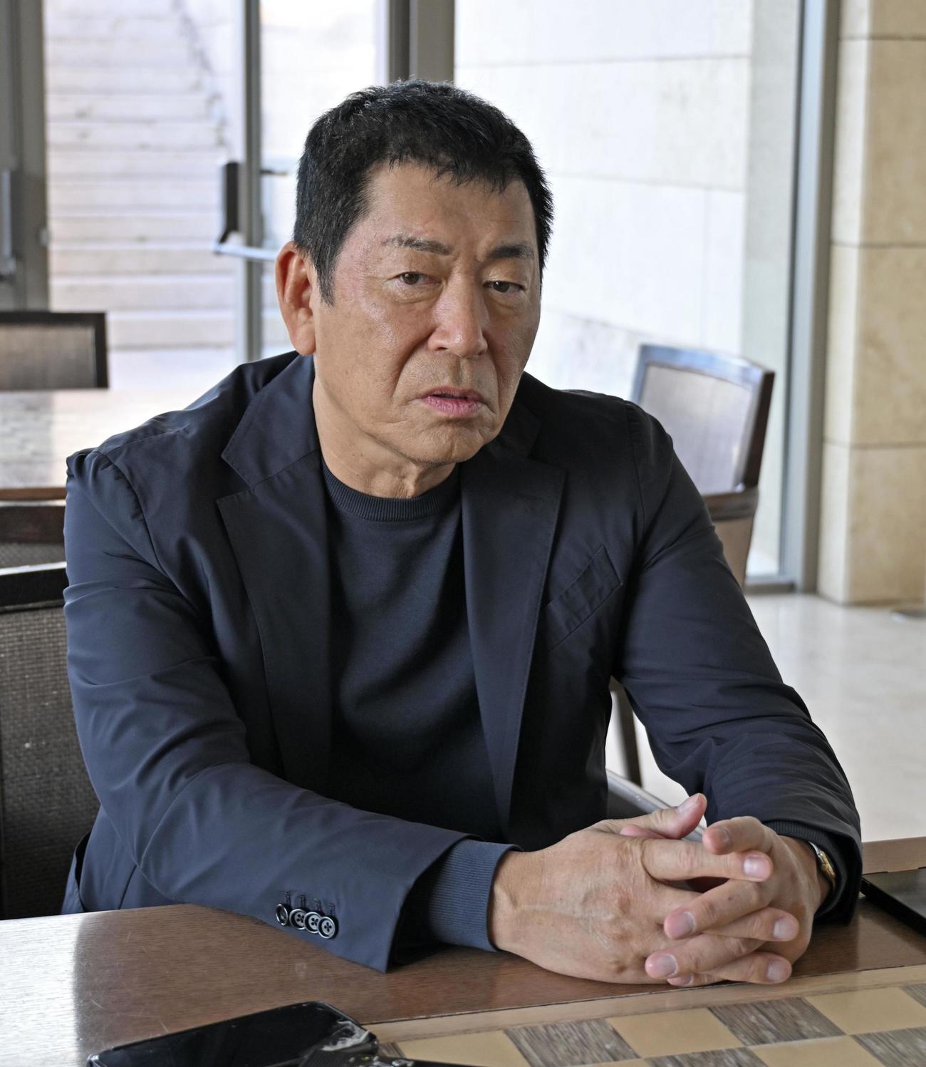 IOC会長選挙を前に取材に応じる渡辺守成氏＝17日、ギリシャ南部コスタナバリノ（共同）