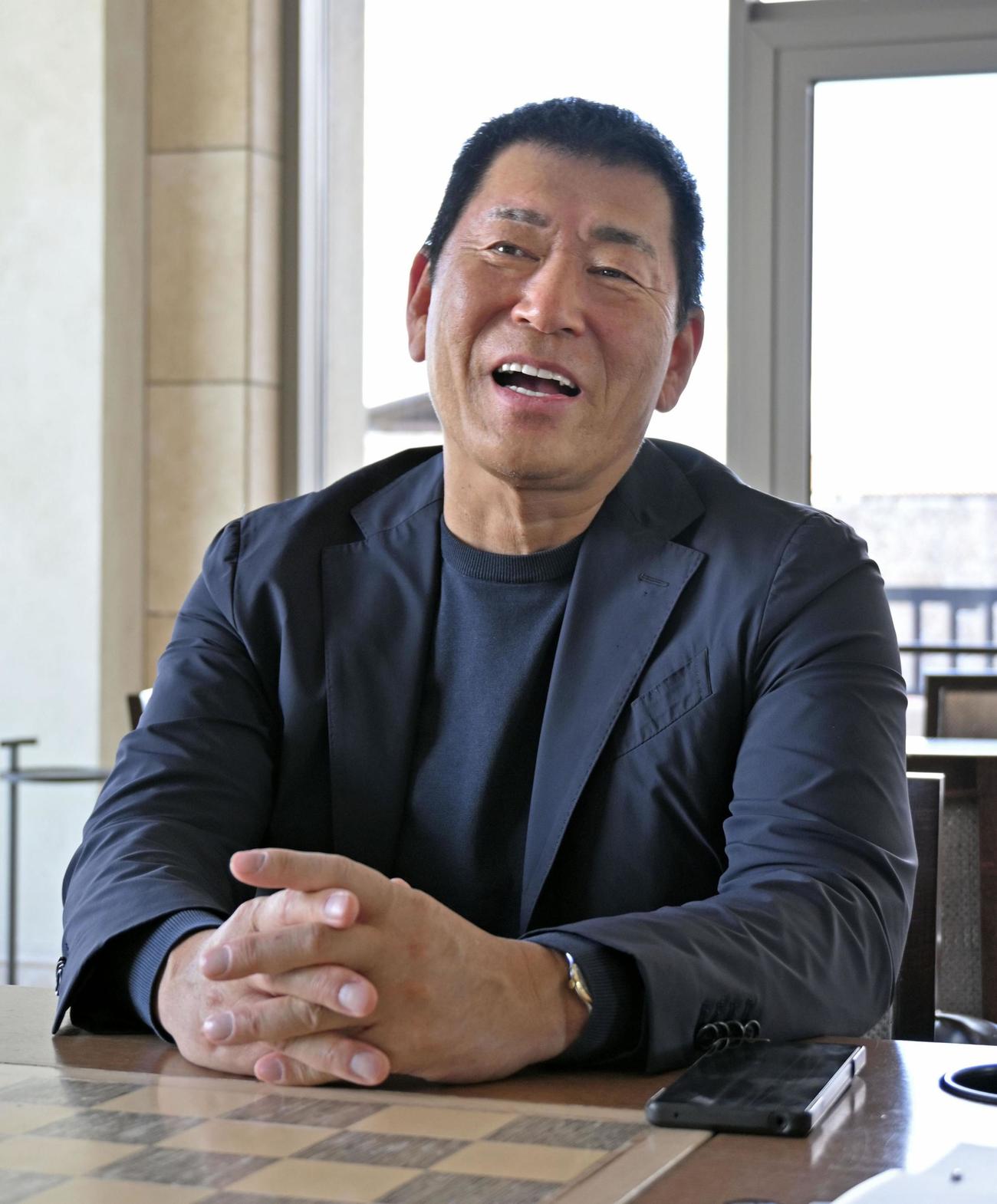 IOC会長選挙を前に取材に応じる渡辺守成氏＝17日、ギリシャ南部コスタナバリノ（共同）