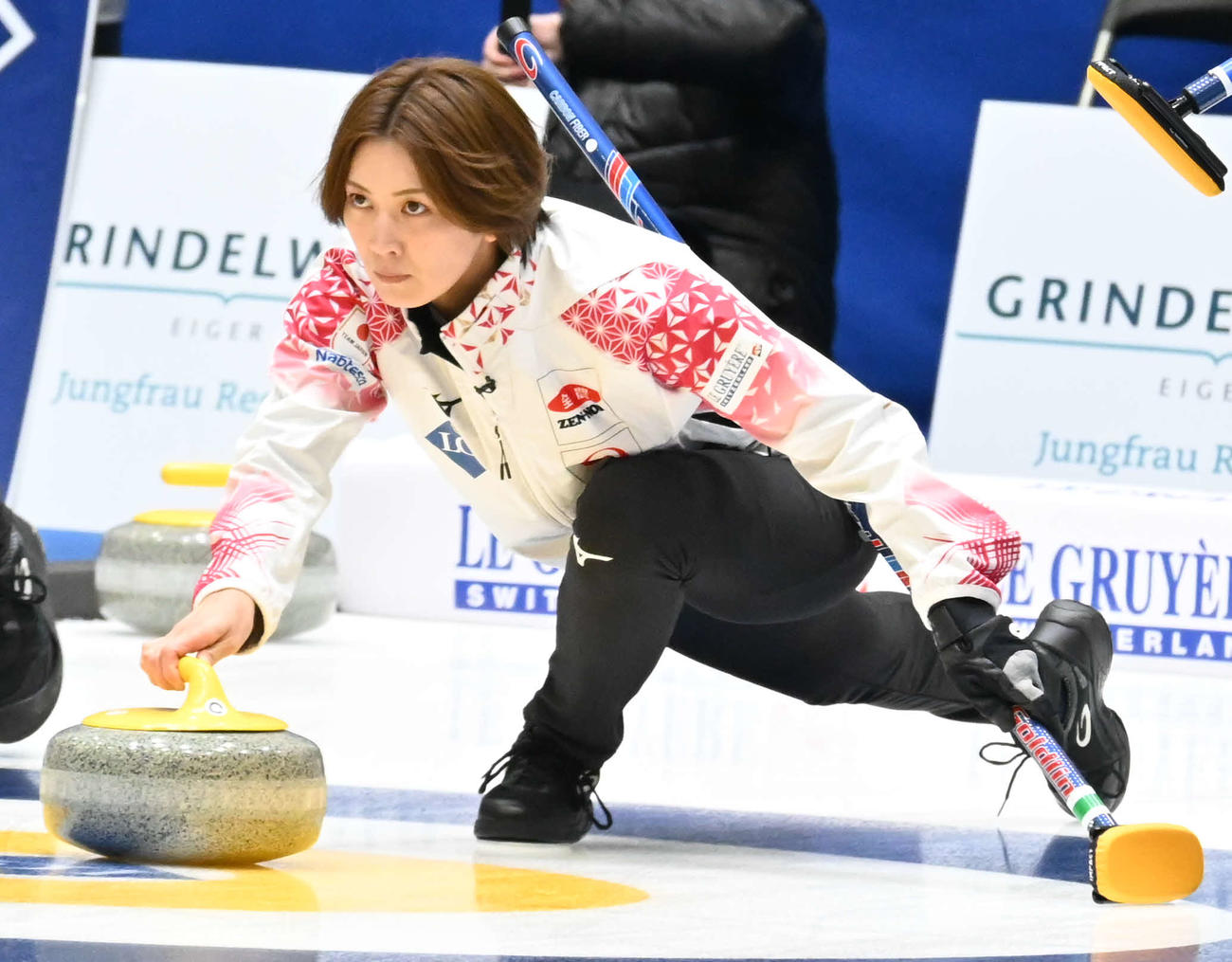 第4E、ストーンを投げる吉村（撮影・飯岡大暉）