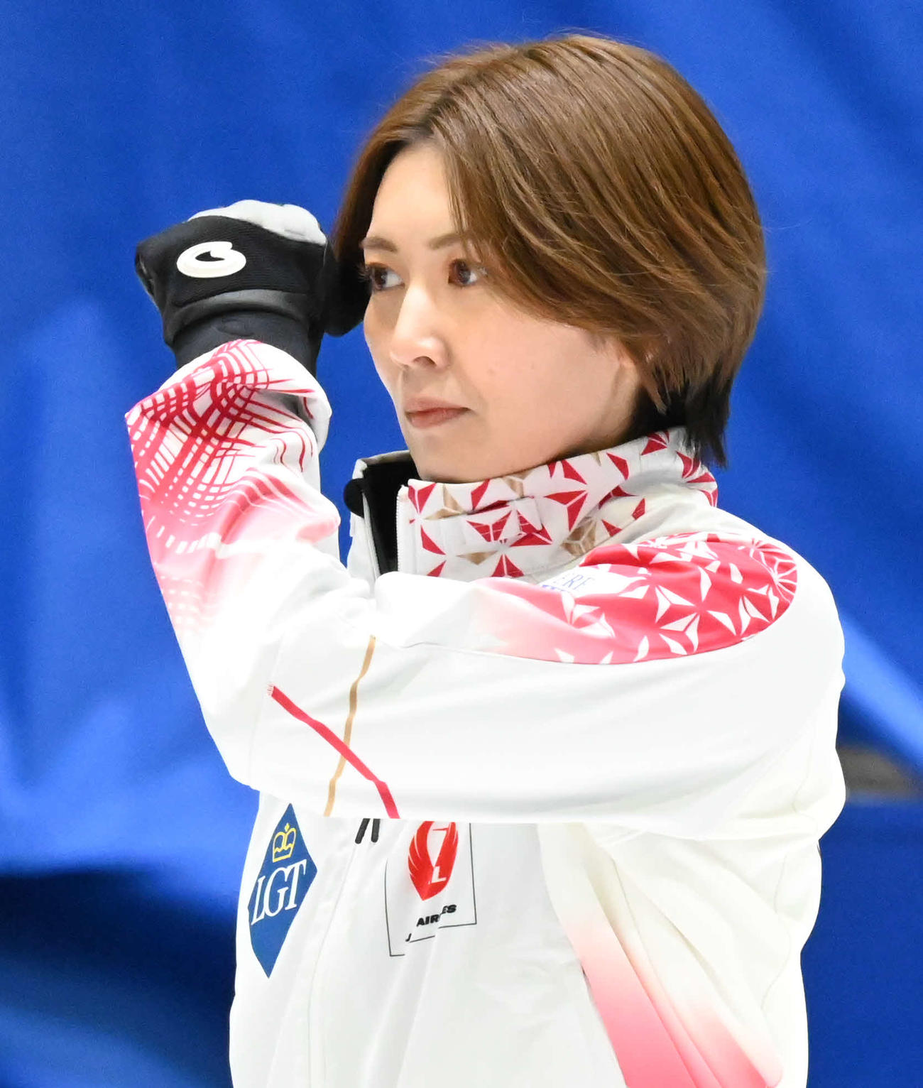 第1E、髪をかきあげる吉村（撮影・飯岡大暉）