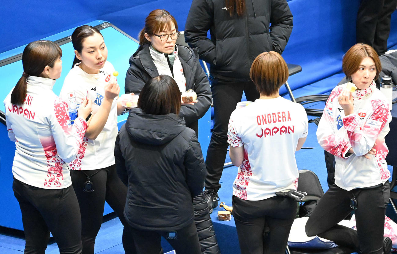 ハーフタイムに補食を口にする吉村（右）ら日本代表（撮影・飯岡大暉）