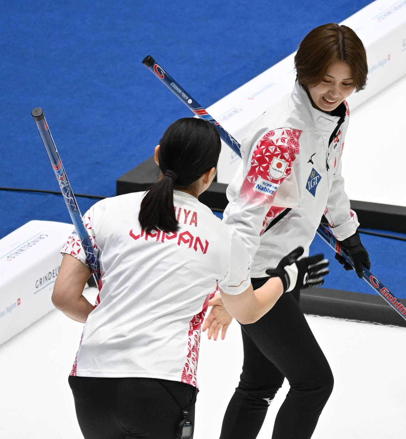 第7E、投球前に吉村（右）は近江谷とハイタッチする（撮影・飯岡大暉）