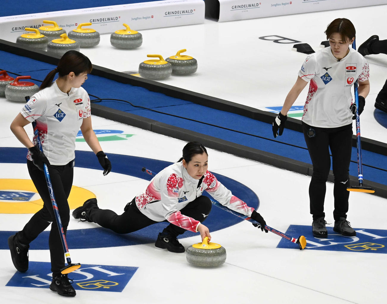 第1E、ストーンを投げる近江谷（撮影・飯岡大暉）