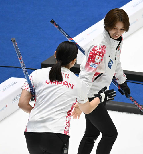 第7E、投球前に吉村（右）は近江谷とハイタッチする（撮影・飯岡大暉）