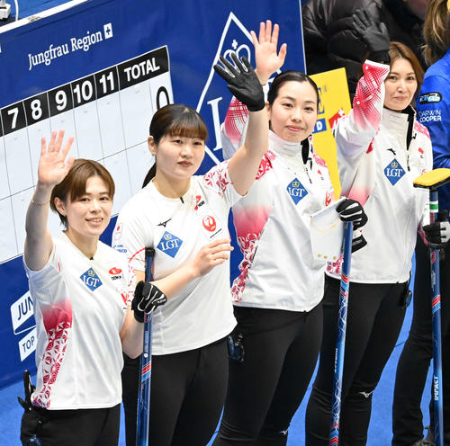 米国戦前に歓声に応じる右から吉村、近江谷、小谷、小野寺（撮影・飯岡大暉）