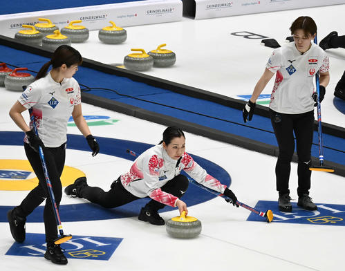 第1E、ストーンを投げる近江谷（撮影・飯岡大暉）