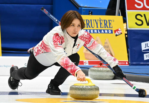 第1E、ストーンを投げる吉村（撮影・飯岡大暉）