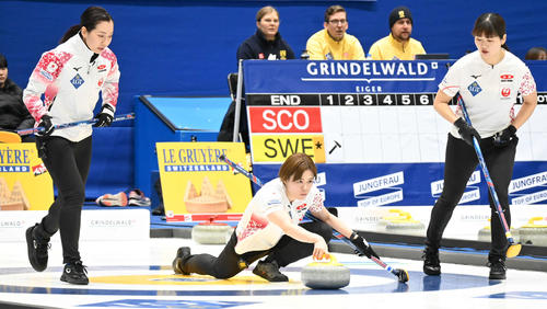 第1E、ストーンを投げる小野寺（撮影・飯岡大暉）