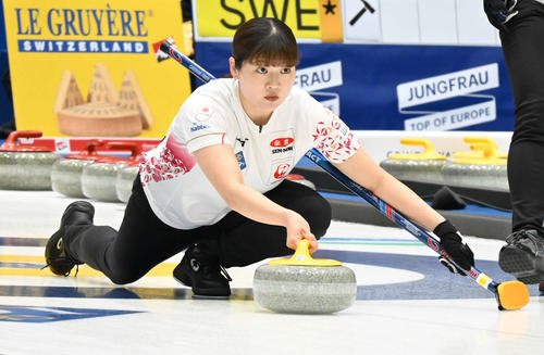 第1E、ストーンを投げる小谷（撮影・飯岡大暉）