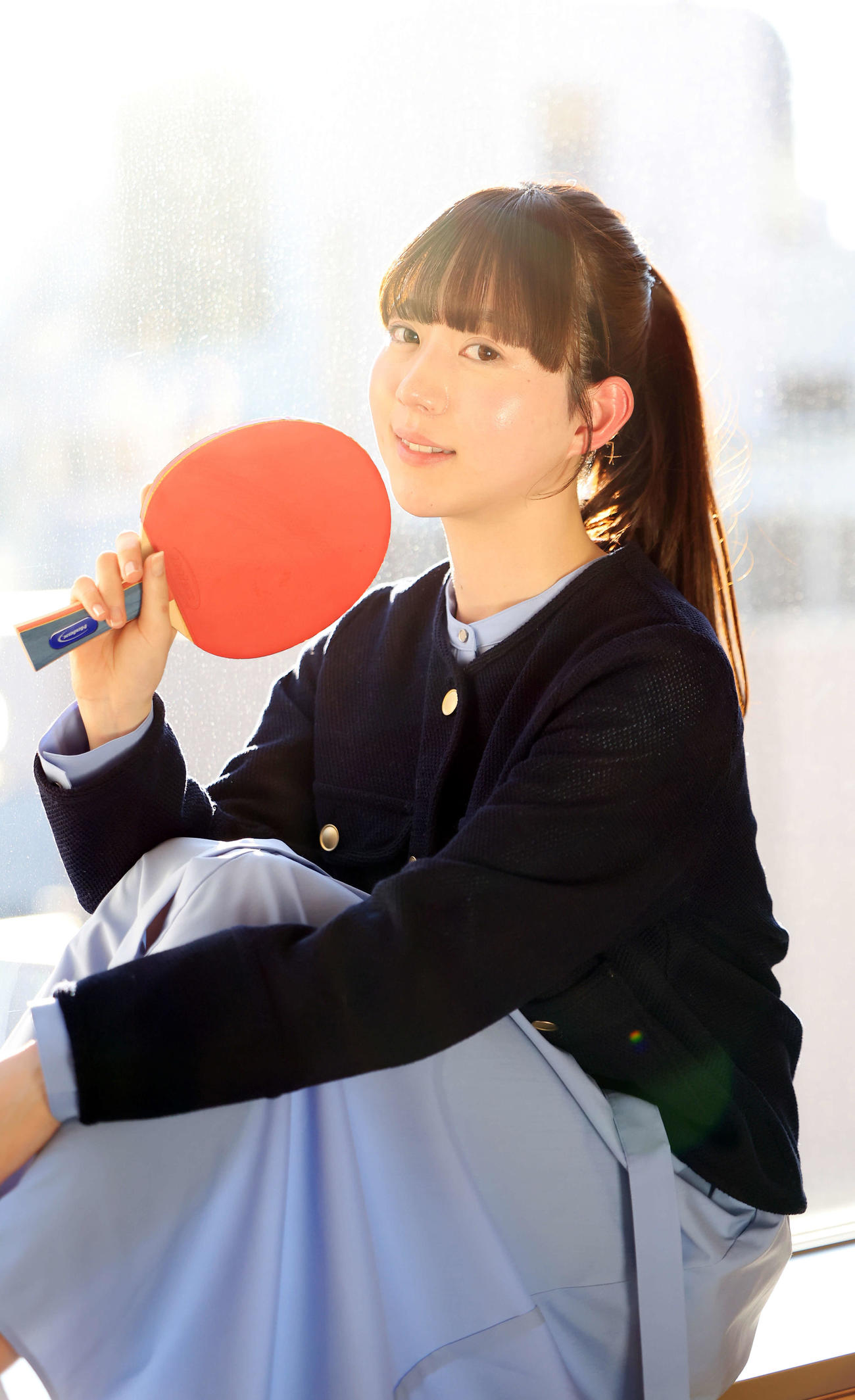 2025年2月25日、来社した“卓球天使”の菊池日菜はラケットを手にほほ笑む（撮影・浅見桂子）