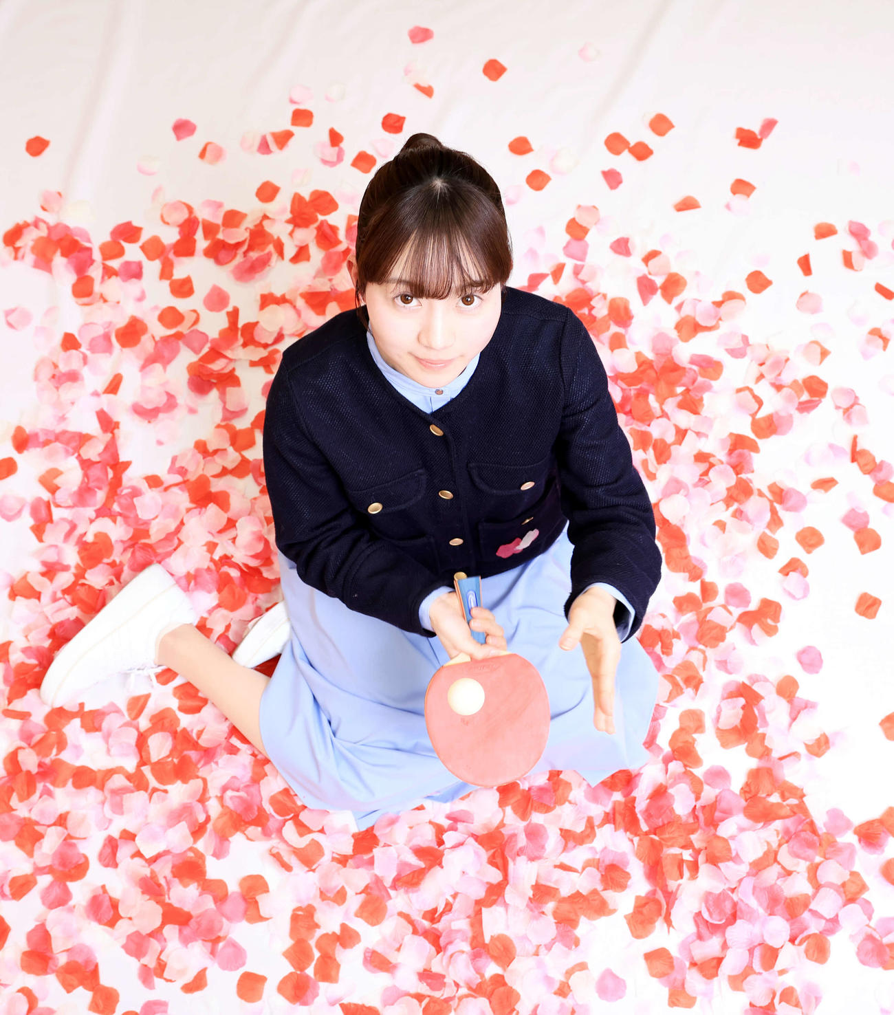 2025年2月25日、来社した“卓球天使”の菊池日菜はボールを放つ（撮影・浅見桂子）