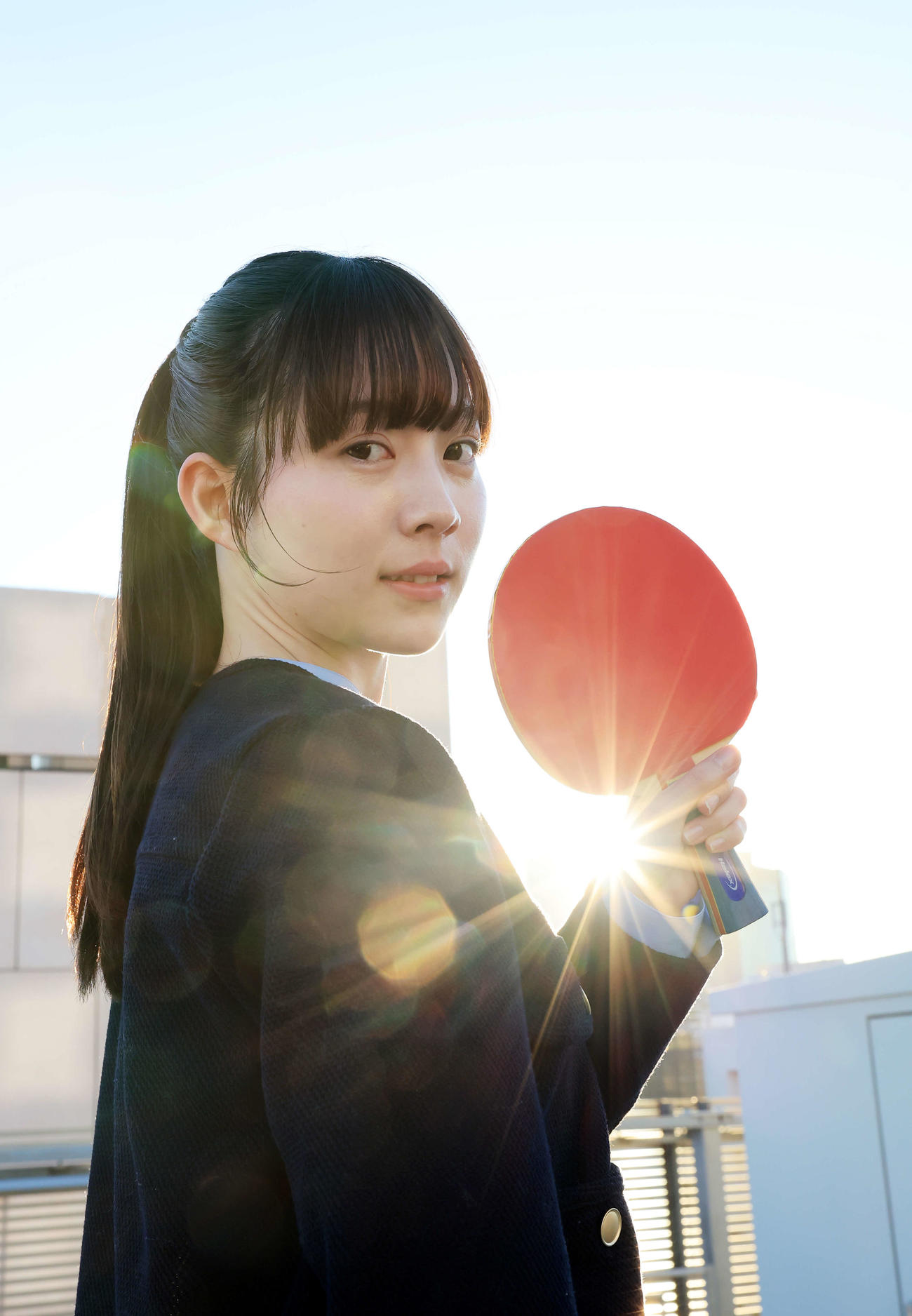 2025年2月25日、来社した“卓球天使”の菊池日菜は夕日を浴びてほほ笑む（撮影・浅見桂子）