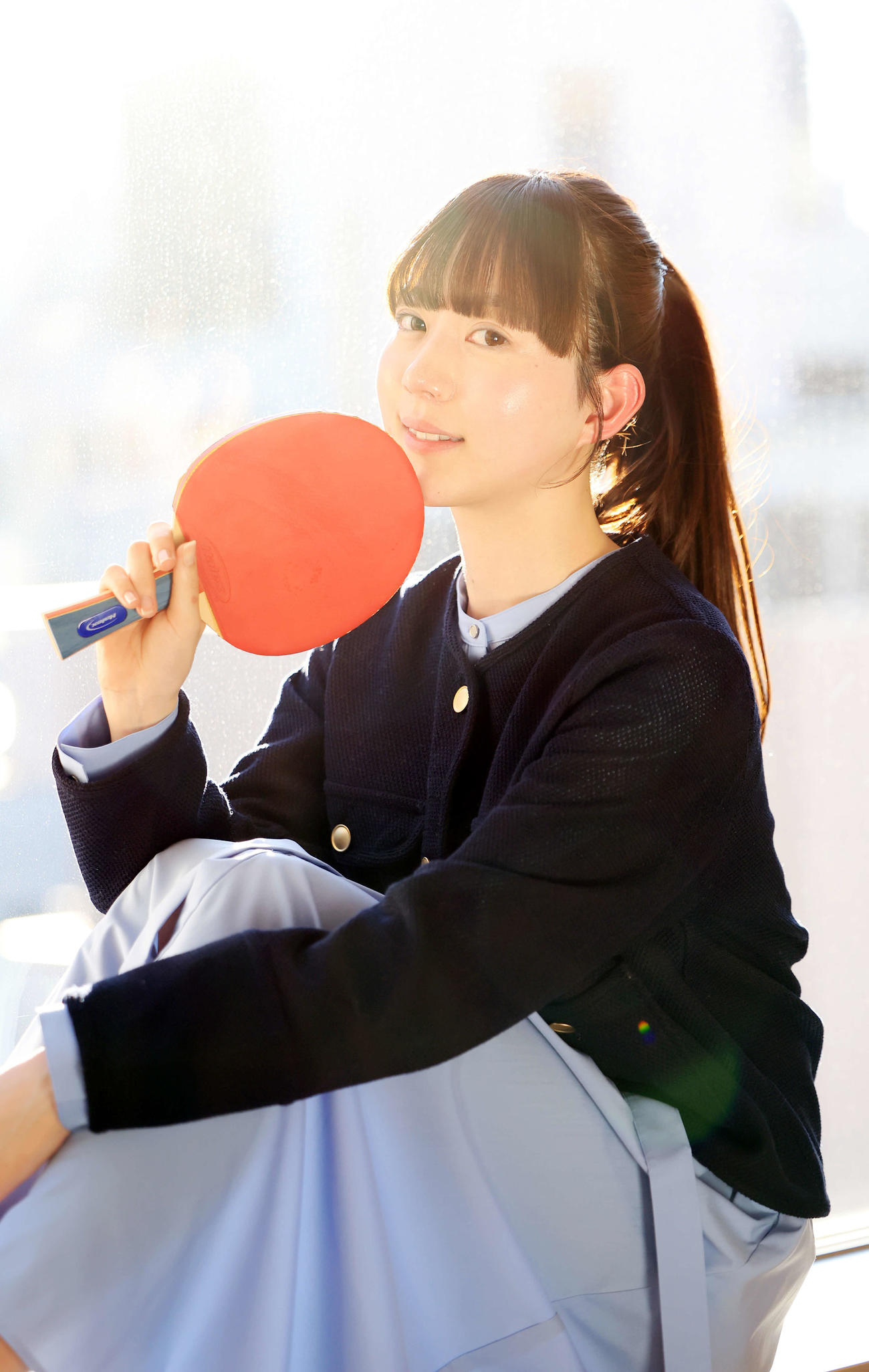 2025年2月25日、来社した“卓球天使”の菊池日菜はラケットを手にほほ笑む（撮影・浅見桂子）