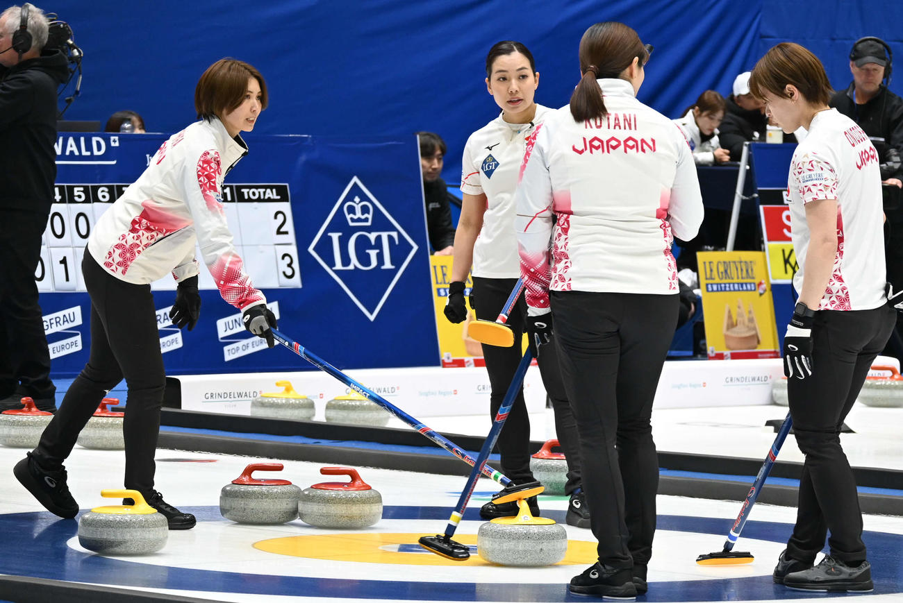 第8E、作戦を話し合う日本代表（撮影・飯岡大暉）
