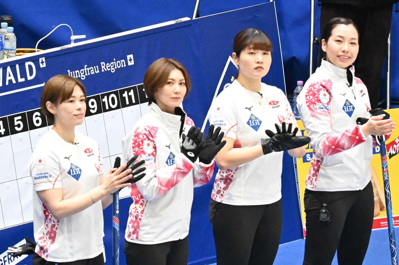 試合前に拍手する左から小野寺、吉村、小谷、近江谷（撮影・飯岡大暉）