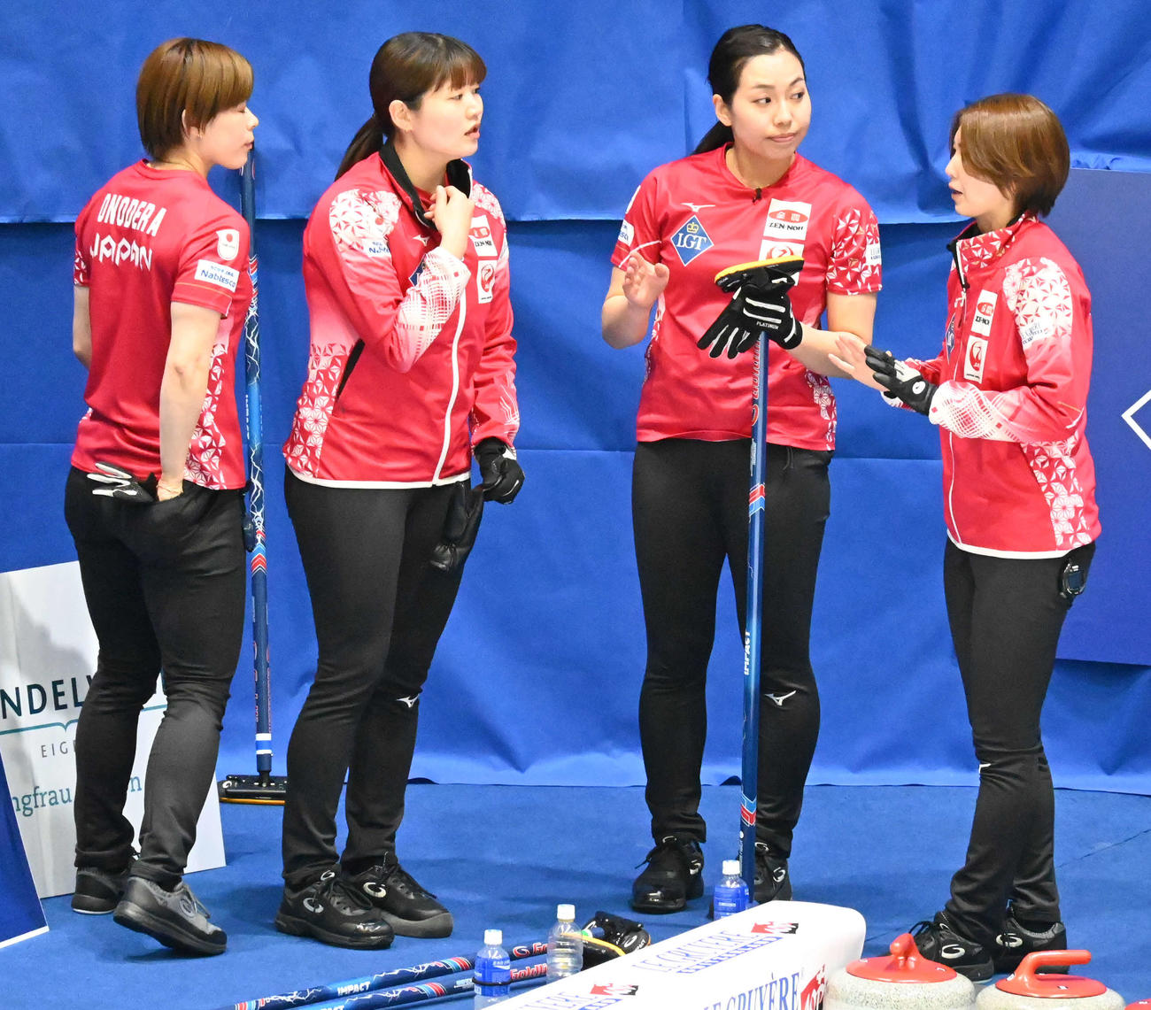 ハーフタイムに作戦会議をする日本代表（撮影・飯岡大暉）