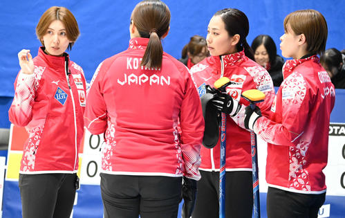 第1Eを終え、話し合う吉村（左）ら日本代表（撮影・飯岡大暉）