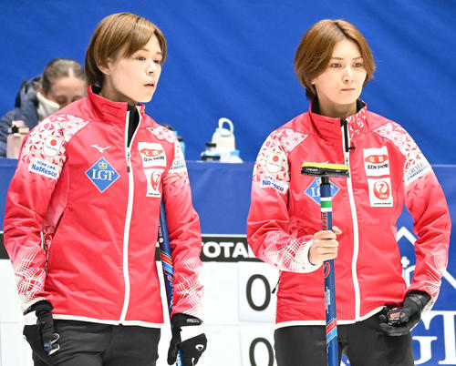 第2E、吉村（右）は小野寺と作戦会議をする（撮影・飯岡大暉）