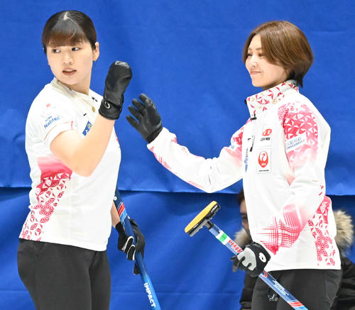 第1E、吉村紗也香（右）は小谷とハイタッチ（撮影・飯岡大暉）