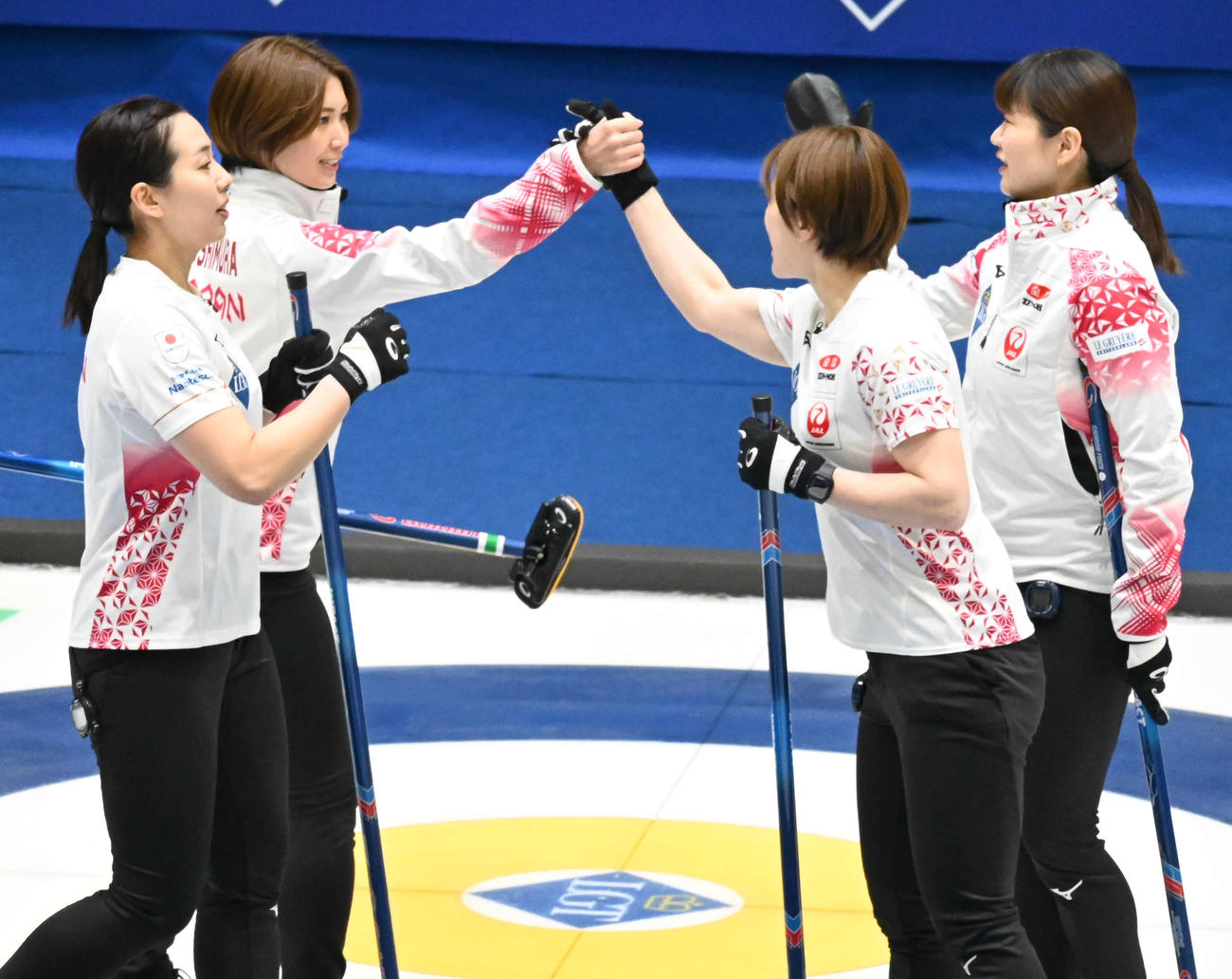 デンマークに勝利し喜ぶ日本代表（撮影・飯岡大暉）