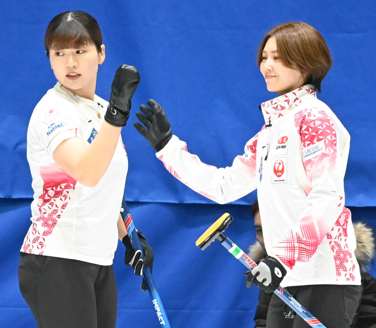 第1E、吉村紗也香（右）は小谷とハイタッチ（撮影・飯岡大暉）