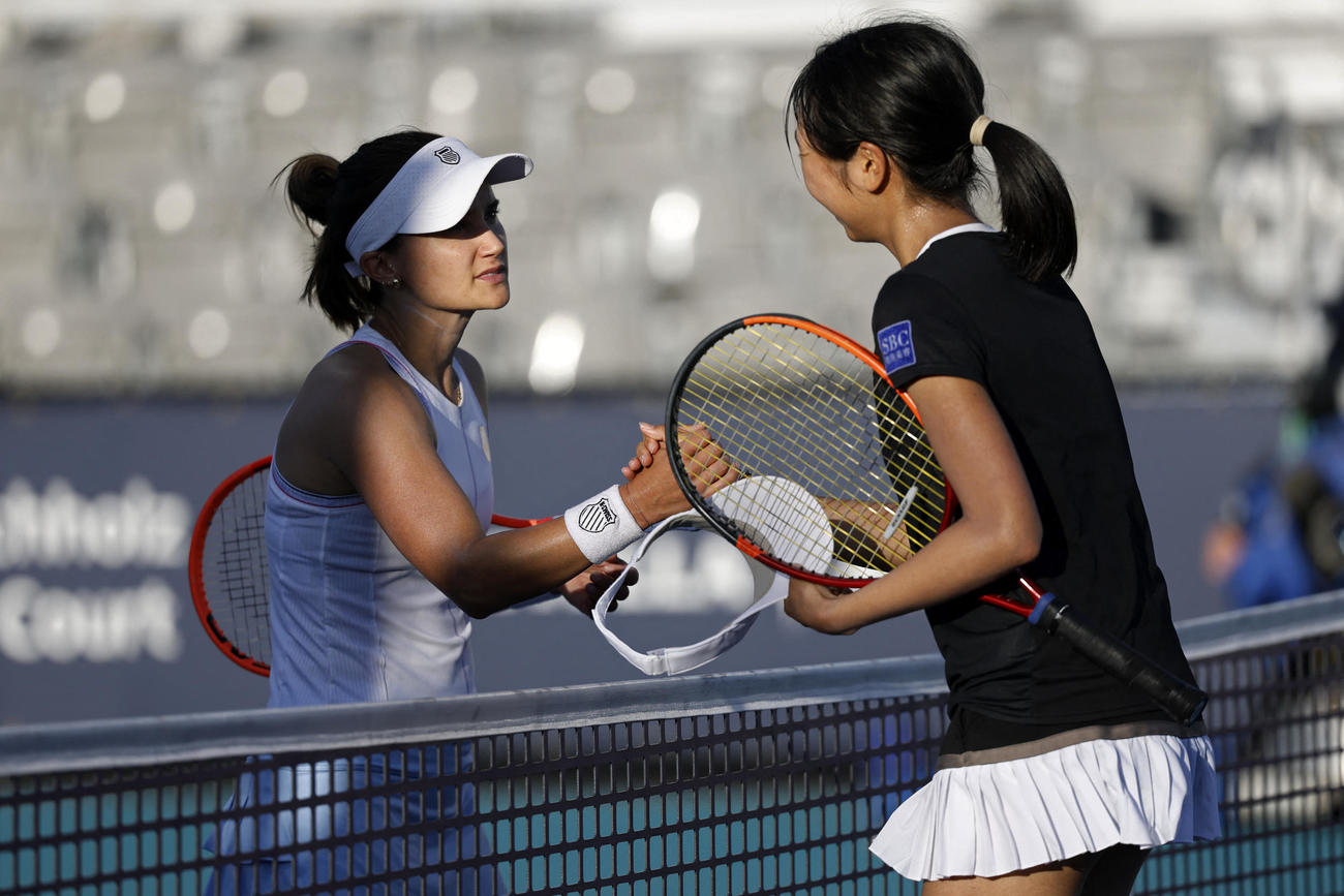 マイアミ・オープン女子シングルス1回戦　試合後に握手する伊藤あおい（右）（ロイター）