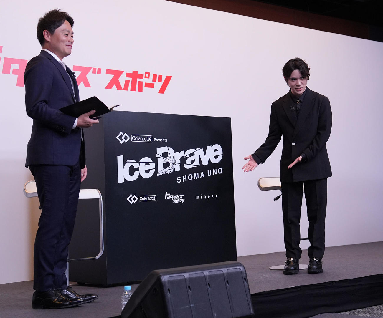 自身初のプロデュースアイスショー記者会見を行う宇野昌磨（右）（撮影・森本幸一）