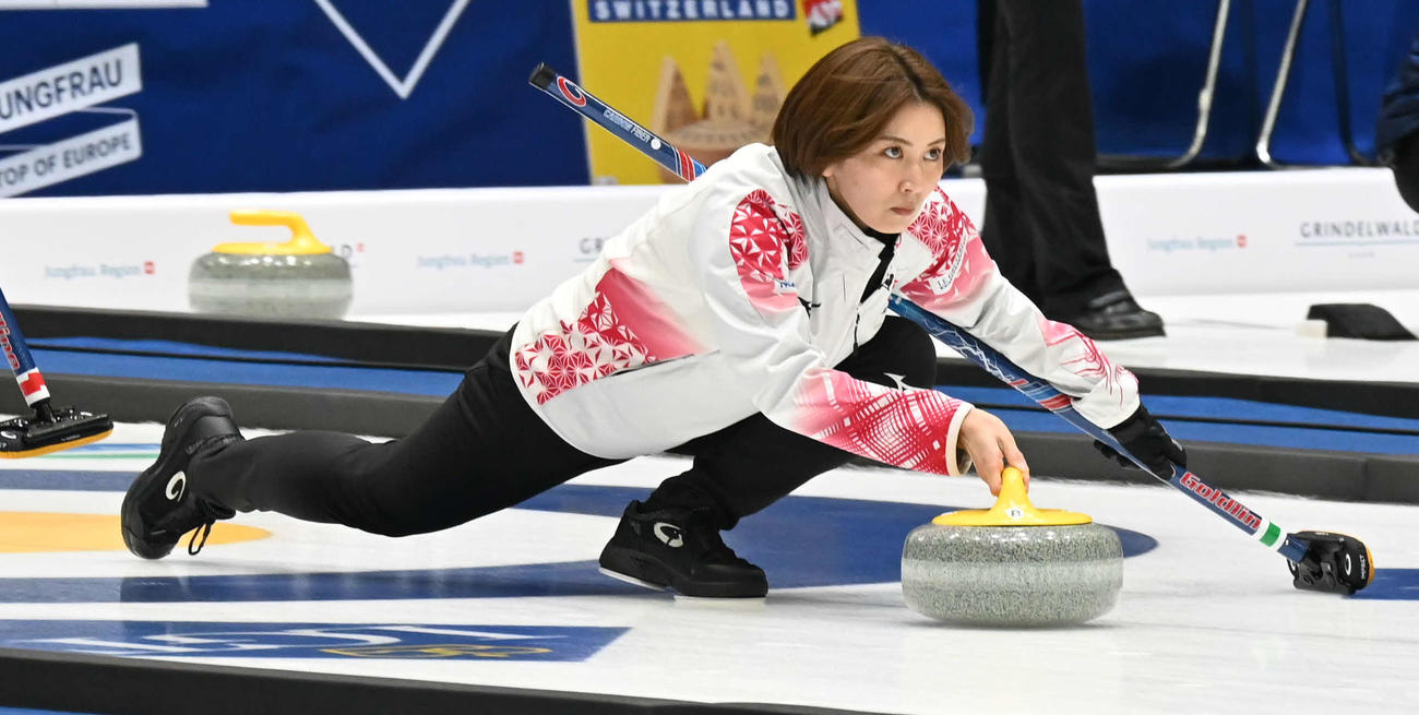 第3E、ストーンを投げる吉村（撮影・飯岡大暉）