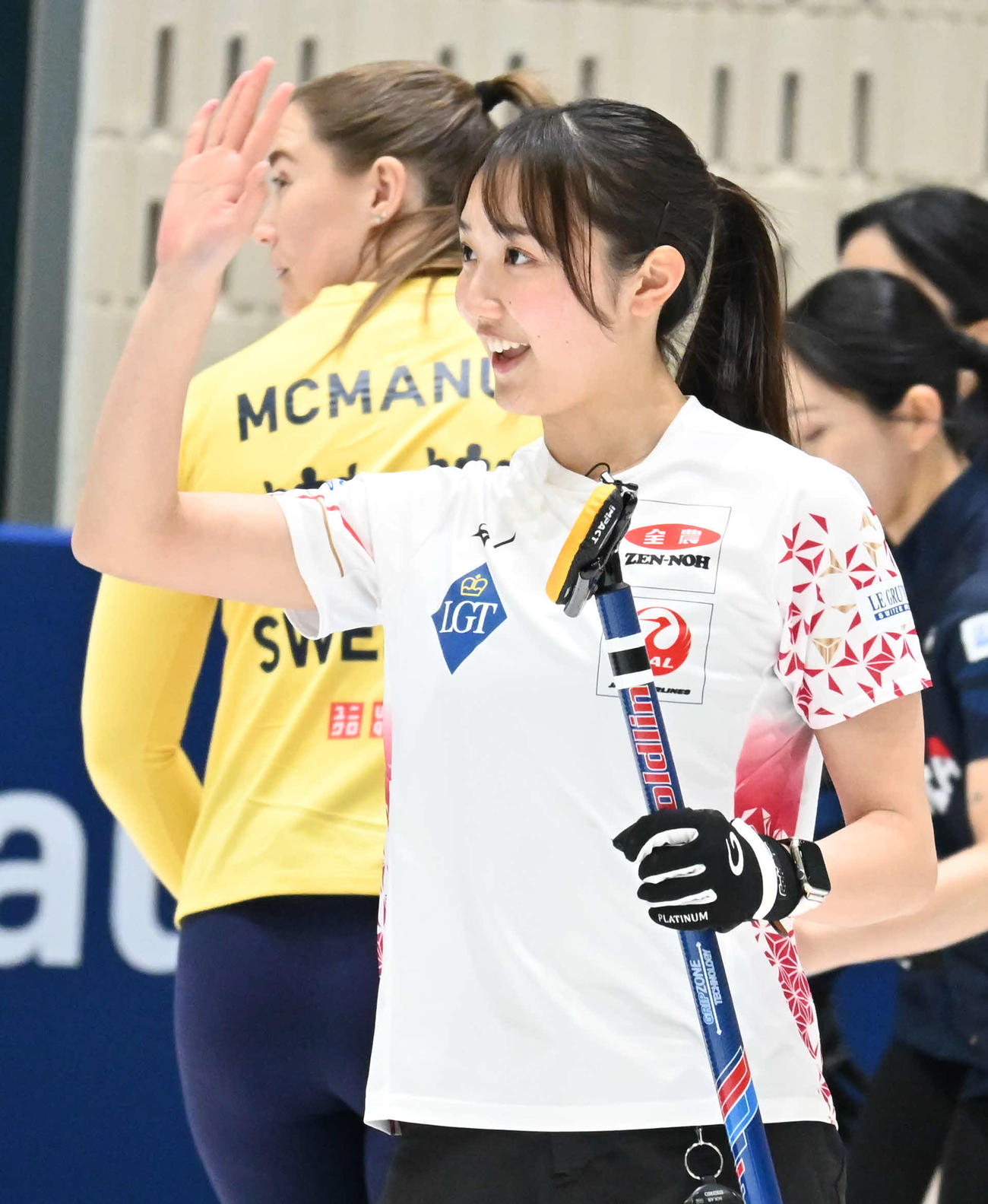 試合中に笑顔を見せる小林（撮影・飯岡大暉）